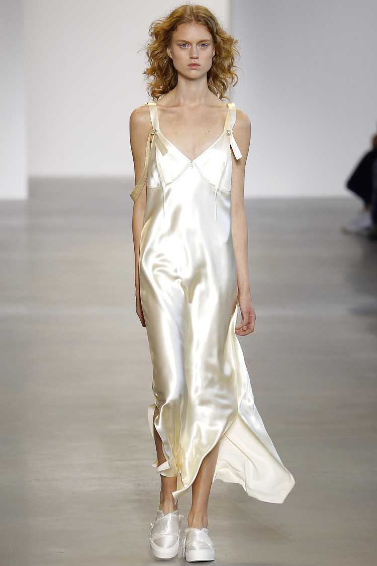 No desfile da Calvin Klein vimos uma peça que traduz essa tendência, o famoso slip dress (vestido camisola) ficou ainda mais fashionista com o corte assimétrico