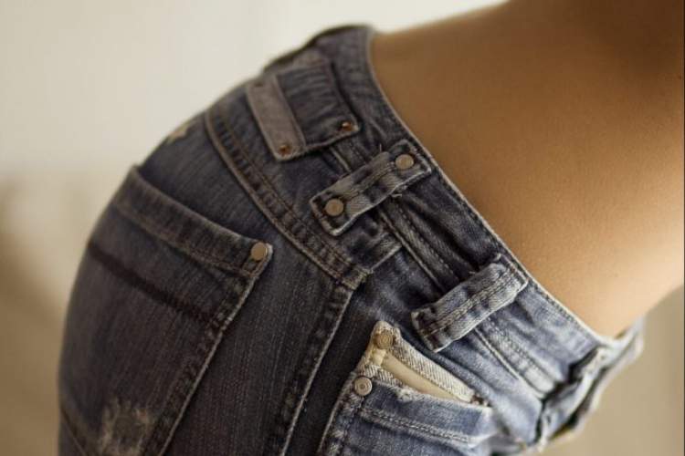 As calças jeans skinny podem ser muito prejudiciais para as costas porque restringem os movimentos do corpo afetando a postura. 