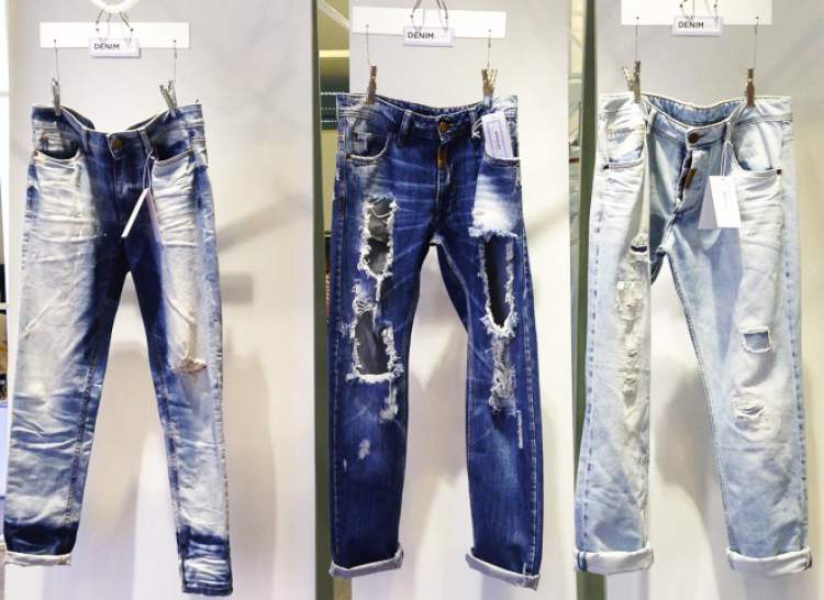 Calça jeans rasgada é uma das tendências que vão bombar no verão 2018