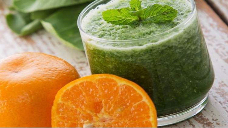 Suco detox de couve e laranja ajuda a eliminar gordura em pouco tempo