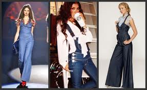 Desfile de modelos usando macacão jeans