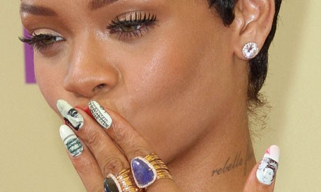 unhas decoradas para pele negra Rihanna
