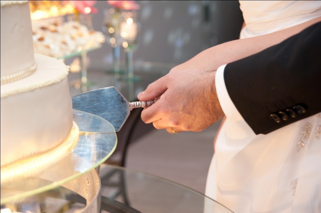 registro dos noivos partindo o bolo de casamento