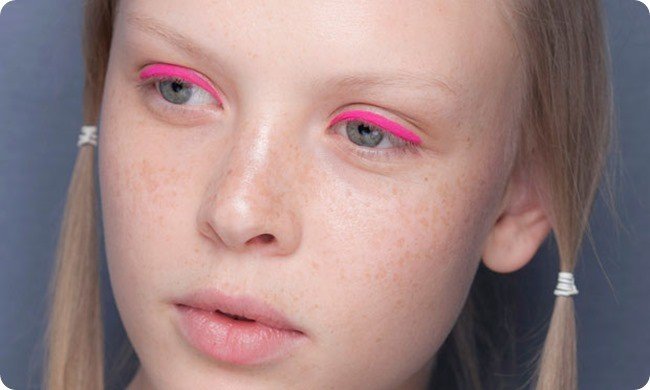 foto de menina usando delineador cor-de-rosa
