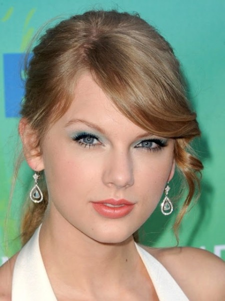 Taylor Swift usando maquiagem retrô