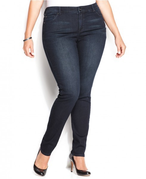 Jeans escuros para mulheres com coxas grossas
