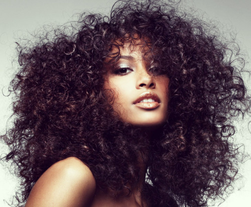 foto de mulher com o cabelo estilo black power para se inspirar