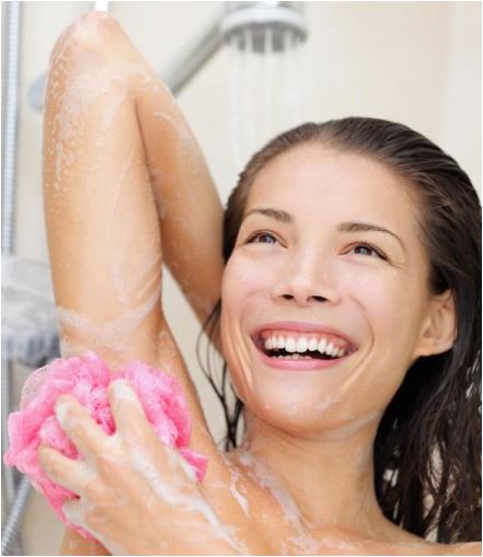 mulher lavando as axilas