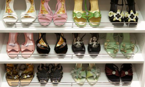 Organize os sapatos em prateleiras