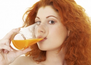 mulher bebendo suco de cenoura