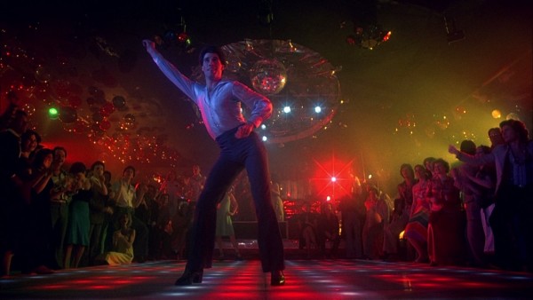 John Travolta chamando todos para dançar os embalos sábado à noite
