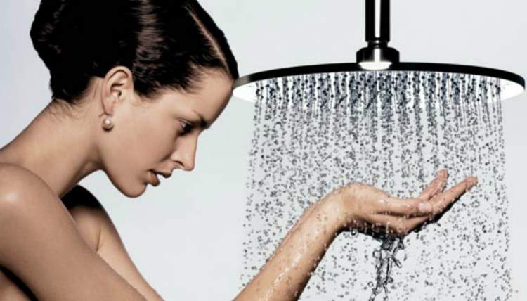 lavar o cabelo no chuveiro quente danifica os fios