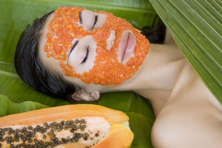 Máscara caseira de mamão papaia para combater a oleosidade da pele