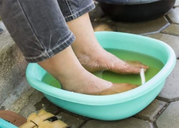 Veja o que acontece se você colocar os pés em uma bacia com vinagre