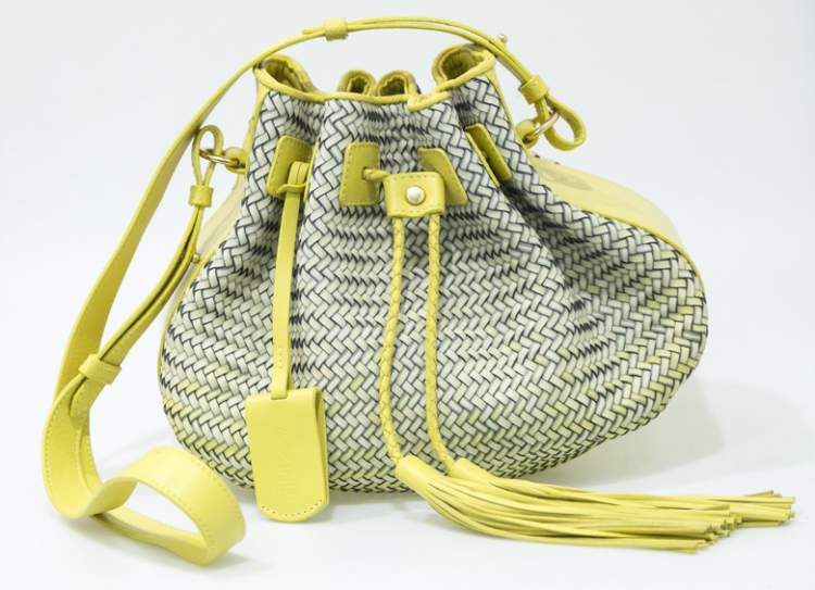 Bolsa saco com visual de mochila é uma das tendências em bolsa para o verão 2018