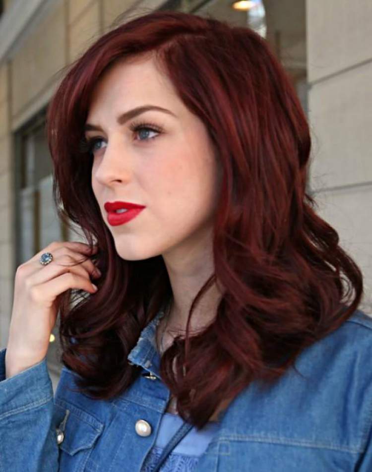 Ruivo quase vermelho é uma das tendências em cores de cabelo 2018