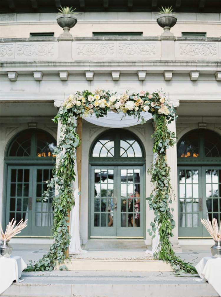 Arco de folhagens na decoração de casamento