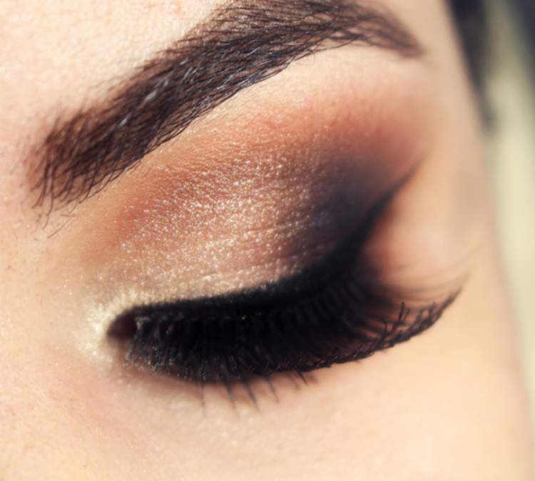 Olhos esfumados é um dos truques de maquiagem que enlouquecem os homens