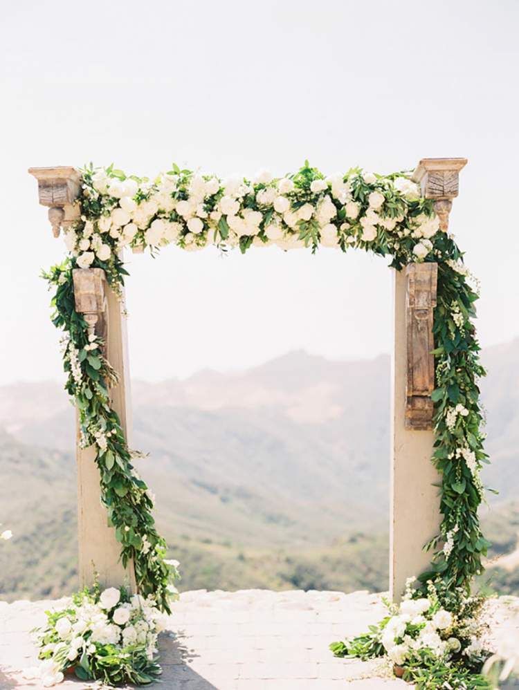 Lindo arco de folhagens na decoração de casamento