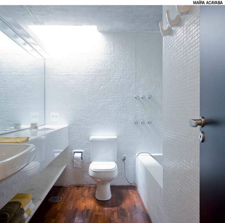 Dicas de iluminação para deixar um banheiro pequeno mais espaçoso