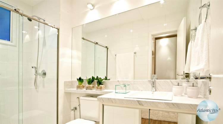 Uso de espelhos para deixar um banheiro pequeno mais espaçoso