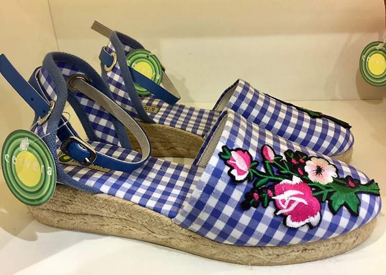 Estampa Vichy é uma das tendências em calçados para o verão 2018