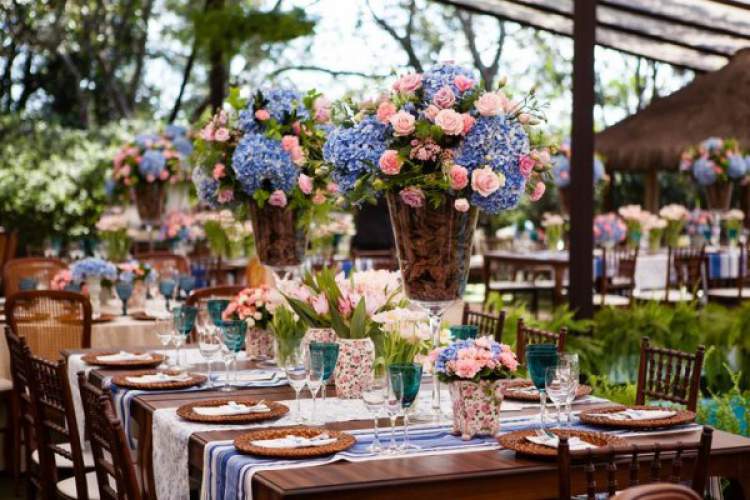 Decoração das mesas com rosas e hortênsias