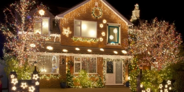 Decoração de Natal com luzes em área externa