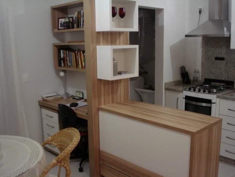 Balcão da cozinha integrado com os móveis da casa