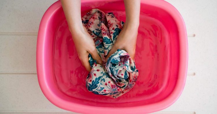 Descubra como lavar roupa delicada