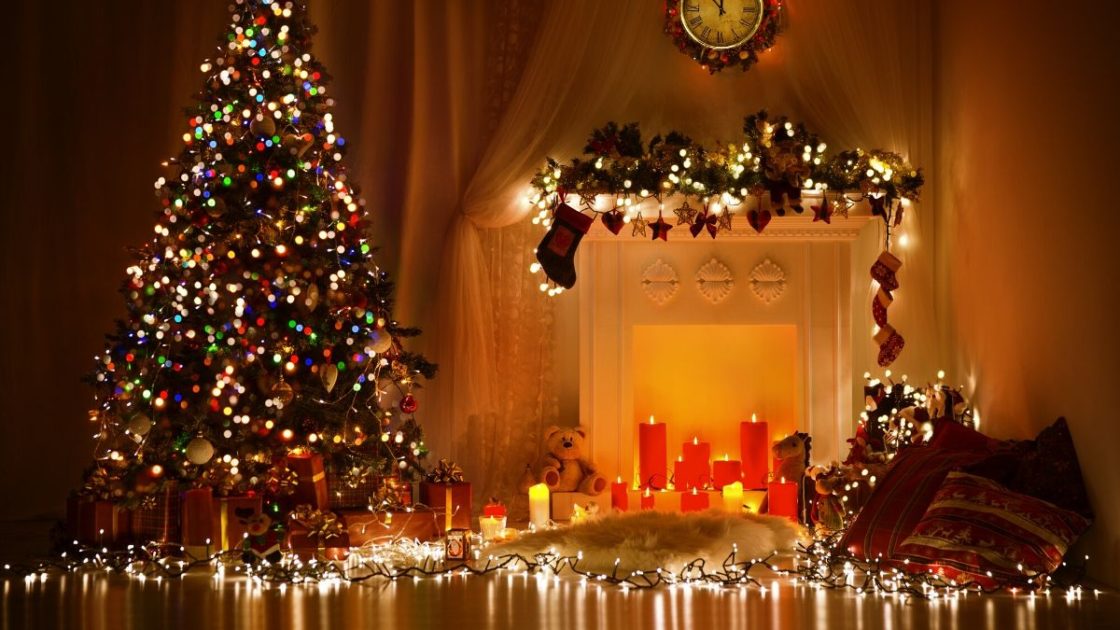 Decoração de Natal, dentro de casa, à noite