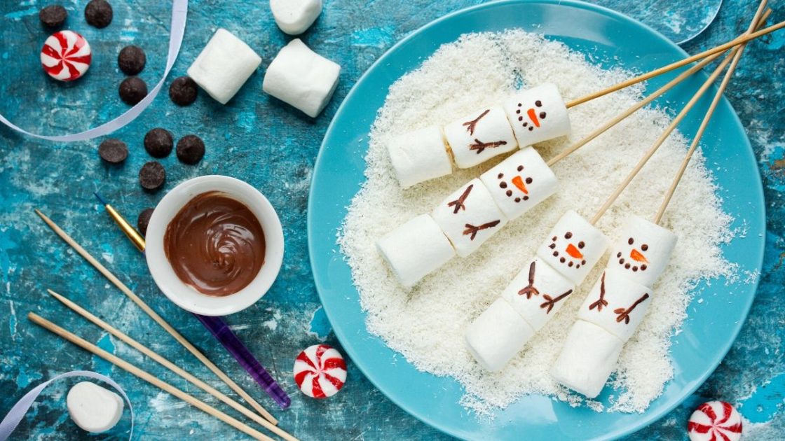 Marshmallows transformados em bonecos de neve