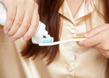 Saiba como limpar mancha de pasta de dente de roupas delicadas