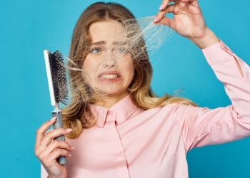 Causas e tratamentos para queda de cabelo feminino