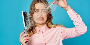 Causas e tratamentos para queda de cabelo feminino