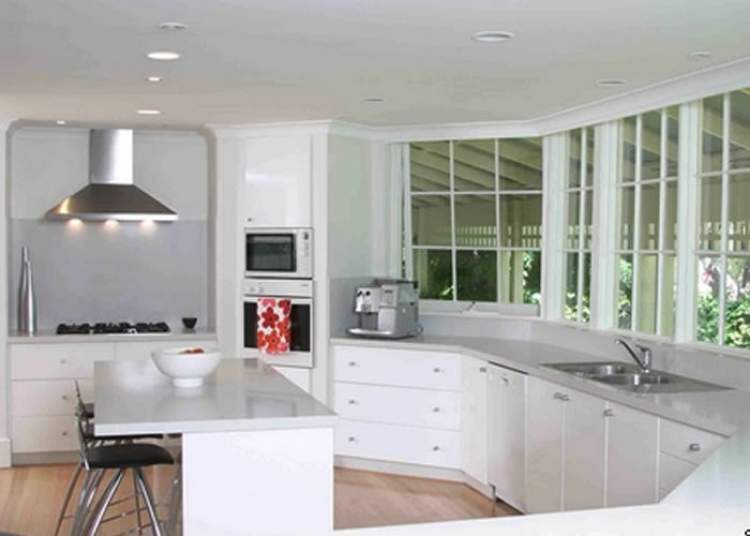 As cozinhas pequenas e funcionais podem parecer maiores visualmente com janelas grandes