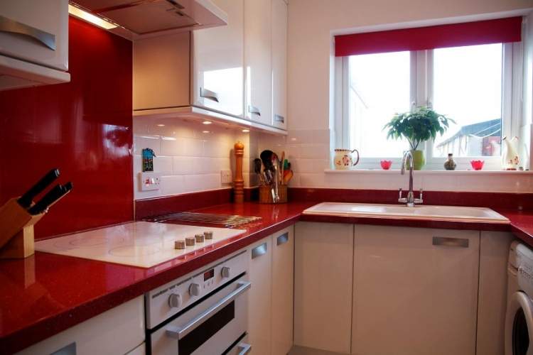 Cozinha em vermelho e branco