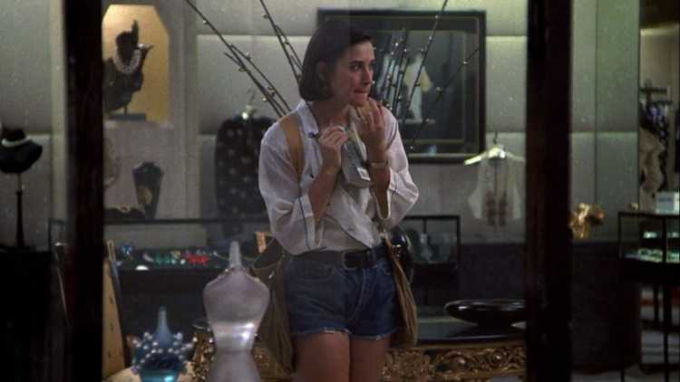 Demi Moore usando mochila colete no filme Proposta Indecente