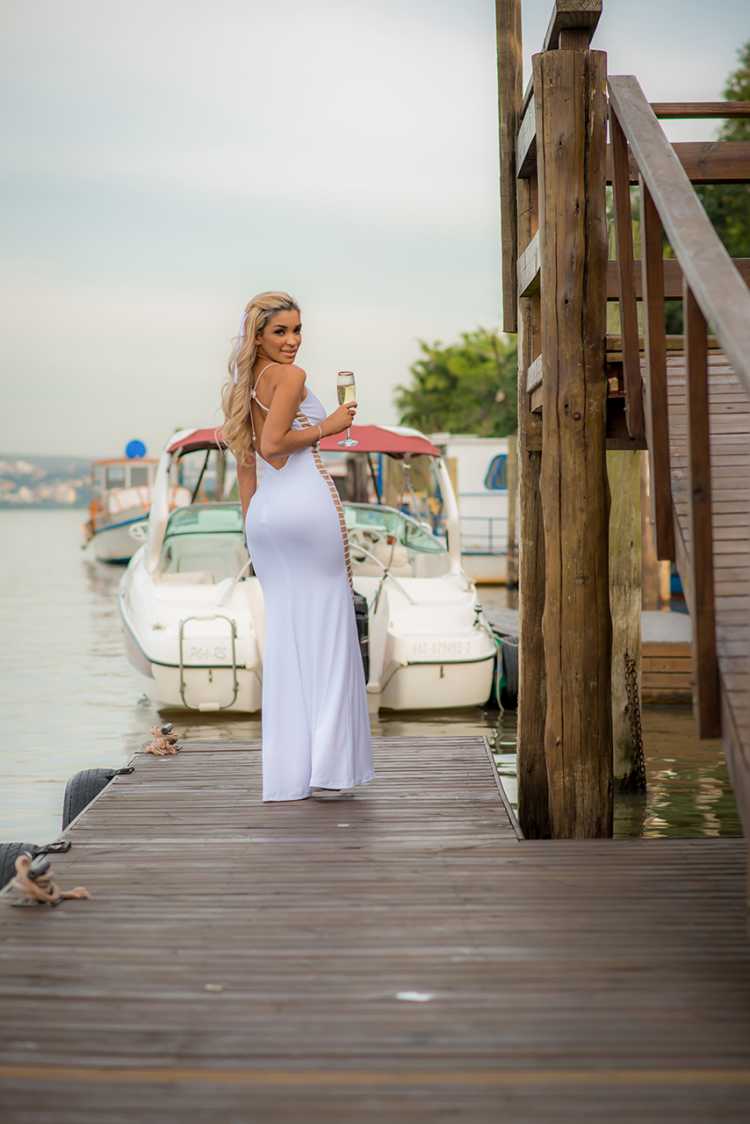 Foto da modelo Ana Torres usando um vestido branco sexy