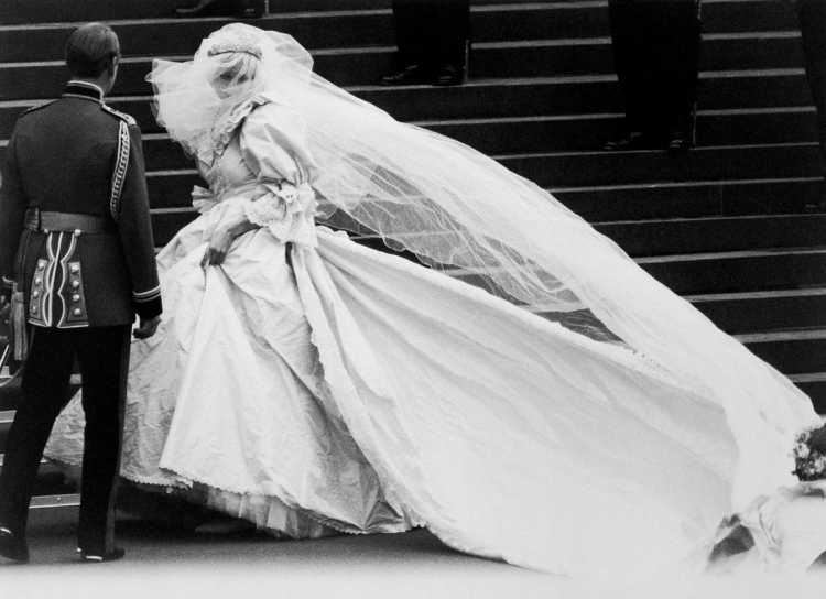 O véu do vestido de noiva da princesa Diana foi considerado o mais longo de toda história