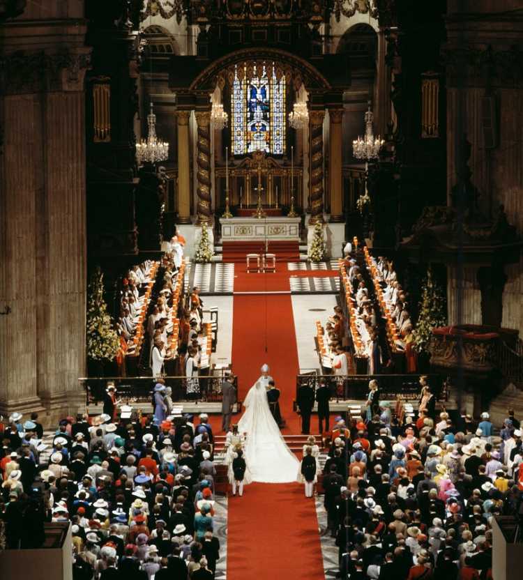 A união entre o Príncipe Charles e Lady Diana Spencer