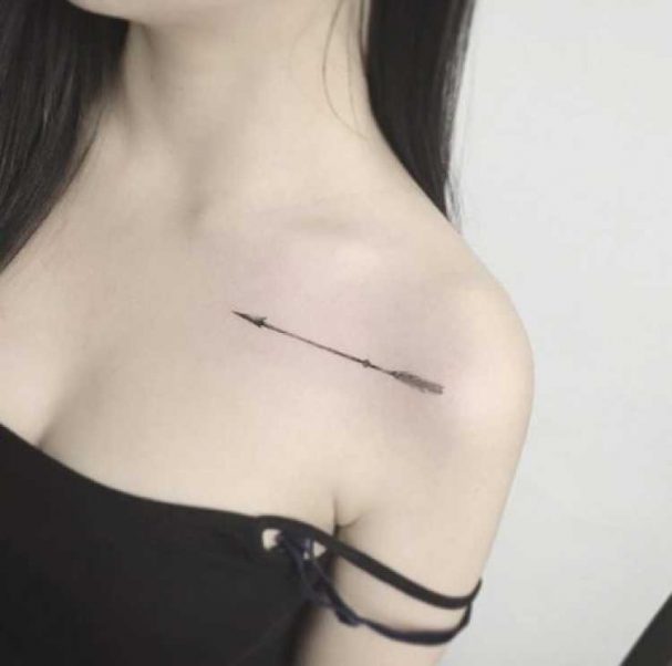 Tatuagem Feminina Delicada No Peito Na Altura Do Ombro Com