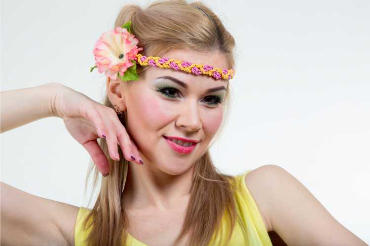 Headband colorido com flor é um dos acessórios de cabelo para carnaval