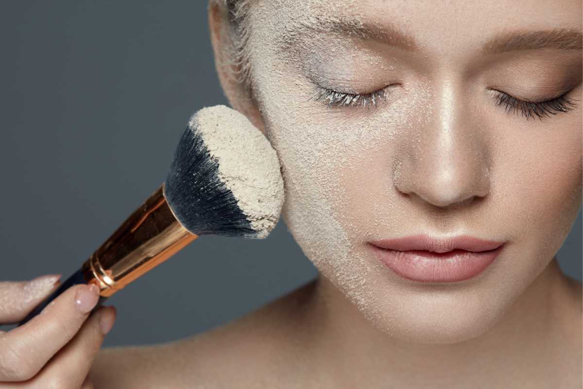 Excesso de pó compacto é um dos erros de maquiagem que envelhecem o rosto