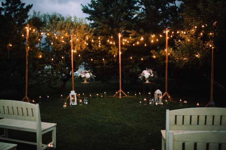 Altar da cerimônia de casamento decorado com lâmpadas simples