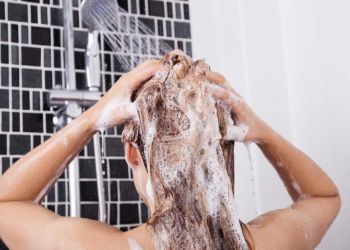 Lavar o cabelo com água quente faz mal