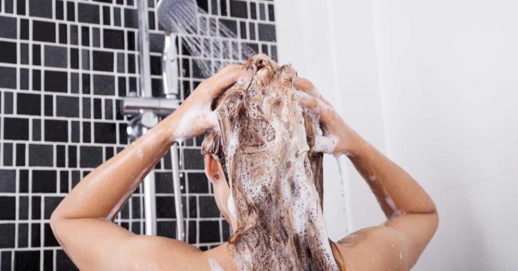Lavar o cabelo com água quente faz mal