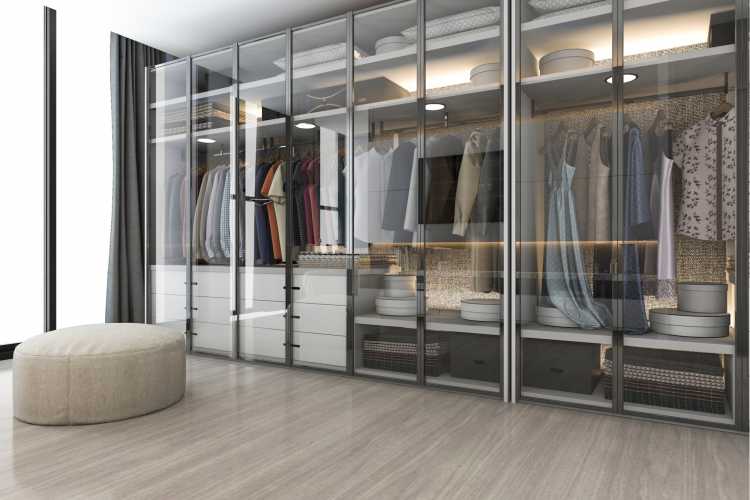 closet moderno com portas dos armários em vidro