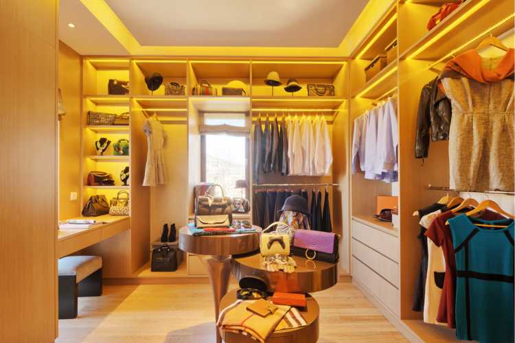 closet simples com conceito aberto todo em madeira