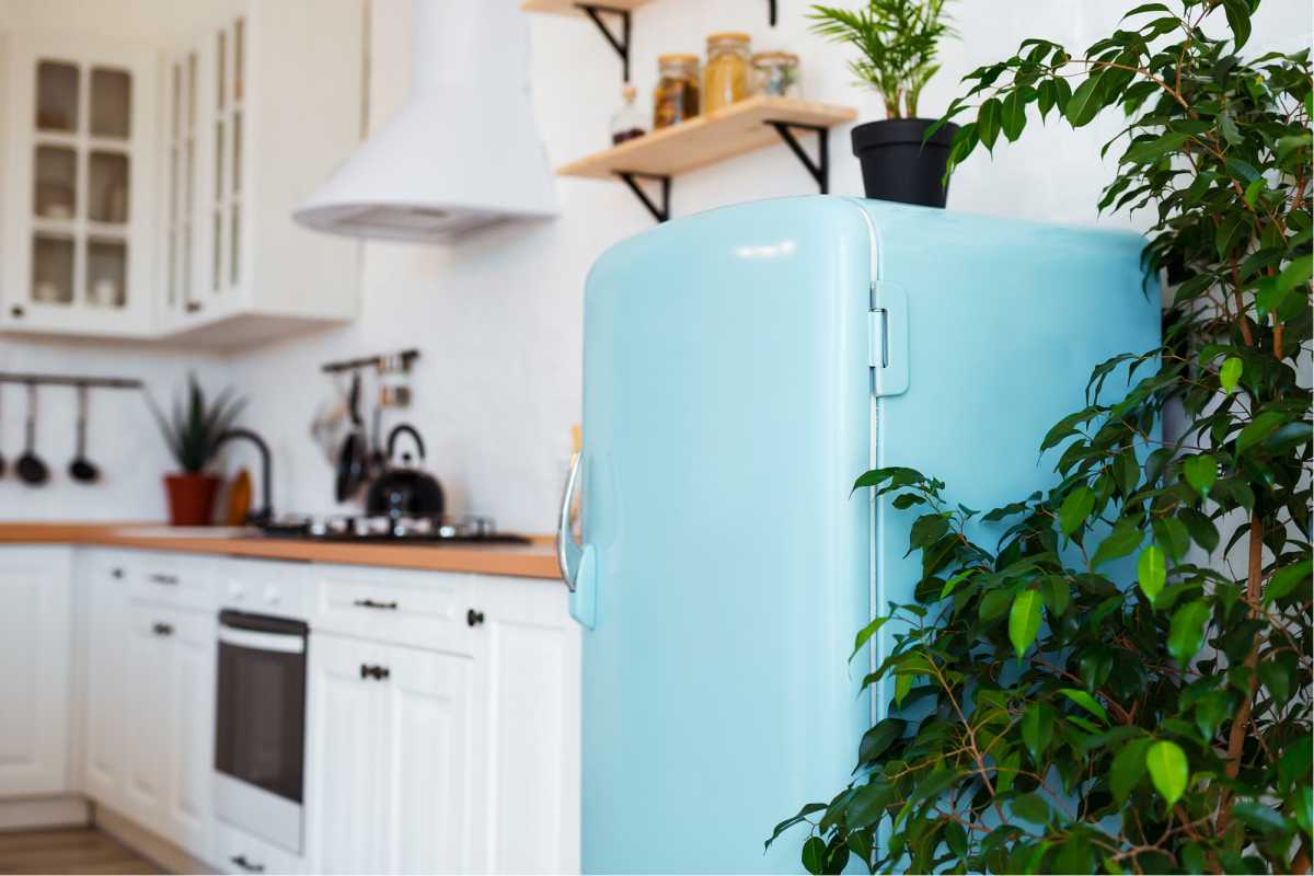 Cozinha com geladeira azul estilo retrô